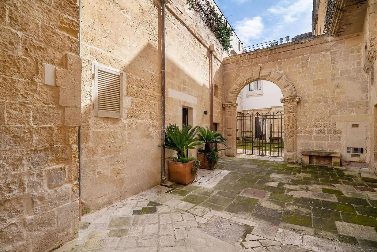 Karuna Lecce 0*,  Italy